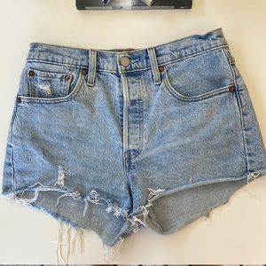 LEVI’S 501 DENIM JEAN CUT OFF SHORTS